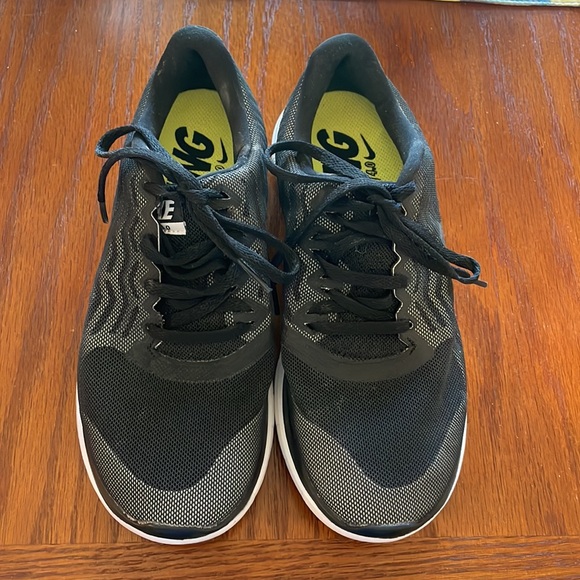 Black womens Nike FAree 4.0. Excellent condition. Worn once. - Picture 4 of 6